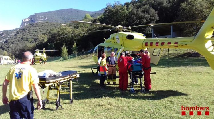 Imatge de l'evacuació en helicòpter de dos operaris que han patit cremades de segon grau