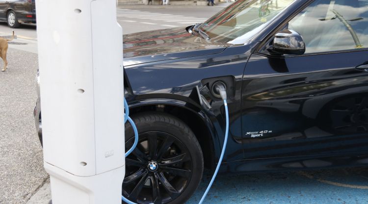 Un vehicle elèctric carregant la seva bateria a Plaça Catalunya. ACN