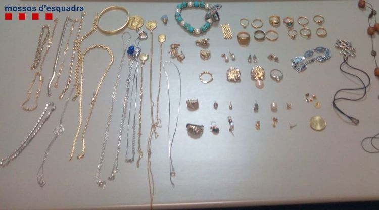 Les joies que el lladre havia robat i van ser recuperades pels Mossos d'Esquadra