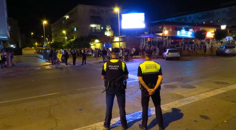 Agents municipals fent guàrdia davant la discoteca Arena
