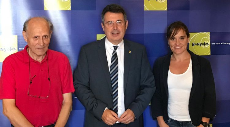 L'alcalde de Banyoles, Miquel Noguer, al centre acompanyat deJordi Galofré, historiador i la regidora Ester Busquets