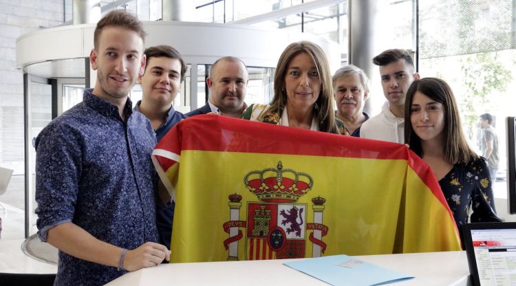 Veray amb membres de les noves generacions del PP entrant la bandera espanyola al registre de la Generalitat. ACN