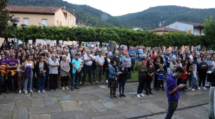 La Plaça de l'Ajuntament de Sant Joan les Fonts amb els veïns en silenci. ACN