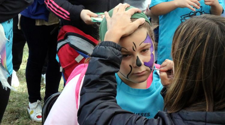 Una de les nenes que ha participat de les activitats de la caminada