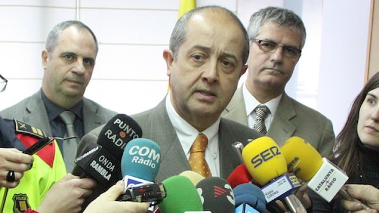 El conseller Felip Puig atenent als mitjans de comunicació aquest matí a Salt © ACN