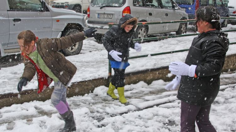 Unes nenes jugant amb la neu a Sant Hilari Sacalm © ACN