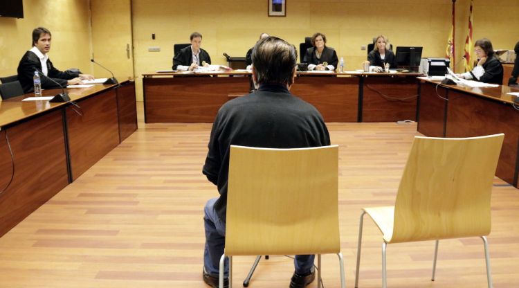 D'esquenes, el condemnat per modificar una pistola inutilitzada per tenir en "correcte estat de funcionament". ACN