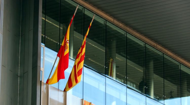 La bandera espanyola onejant a la façana de la Delegació del Govern de Girona. ACN