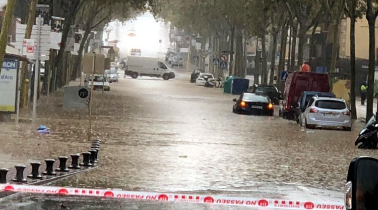 El passeig de Sant Feliu de Guíxols cobert d'aigua, el passat 10 d'octubre. ACN