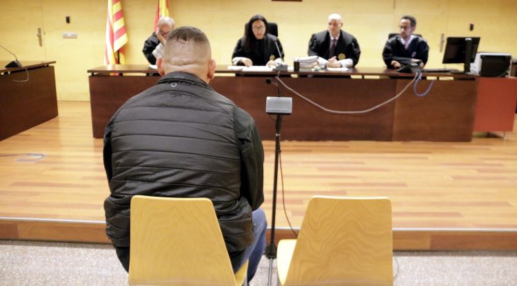 D'esquenes, l'acusat de "comprar" una dona que exercia la prostitució a l'Alt Empordà, durant el judici. ACN