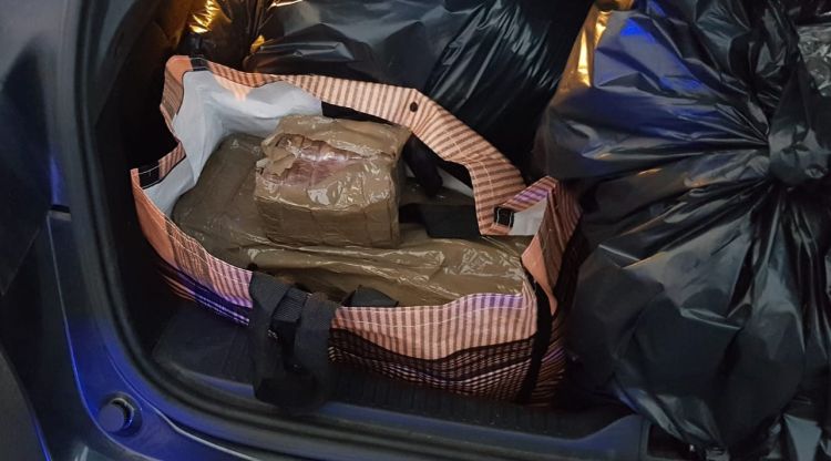 Les bosses amb la droga que van localitzar al maleter del vehicle del fugitiu