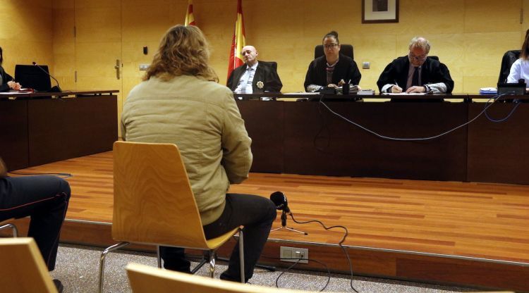 L'acusat d'intentar matar a ganivetades una dona a Palamós durant el judici. ACN