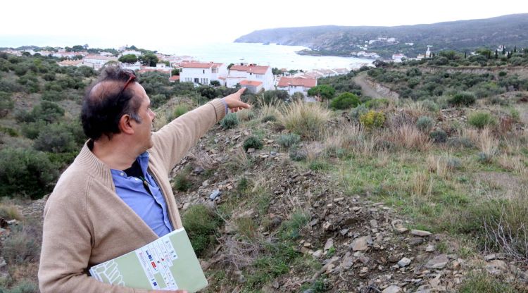 El secretari de l'Associació d'Amics de la Natura de Cadaqués, David Tibau, mostrant la zona on es preveu aixecar la nova urbanització. ACN