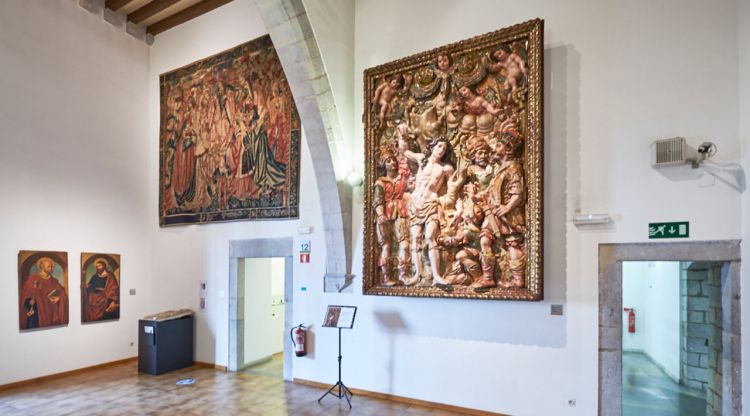 El retaule de Sant Sebastià exposat en una de les sales del Museu d'Art de Girona. ACN