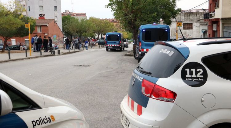 El desplegament policial al barri del Culubret de Figueres arran del tiroteig. ACN