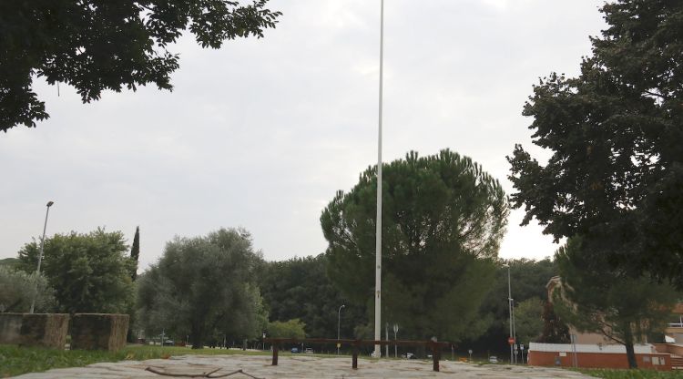 El pal sense la bandera i al terra el ferro sense la placa commemorativa. ACN