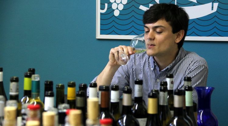 El tastador de la Guia Peñin provant alguns dels vins de la DO Empordà el passat abril. ACN