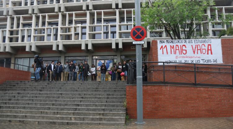 Un dels accessos de la facultat d'Economia i empresa de la UB (arxiu). ACN