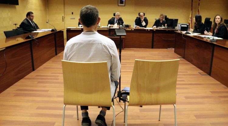 D'esquenes, l'acusat d'abusar sexualment d'una nena de 8 anys a Empuriabrava. ACN