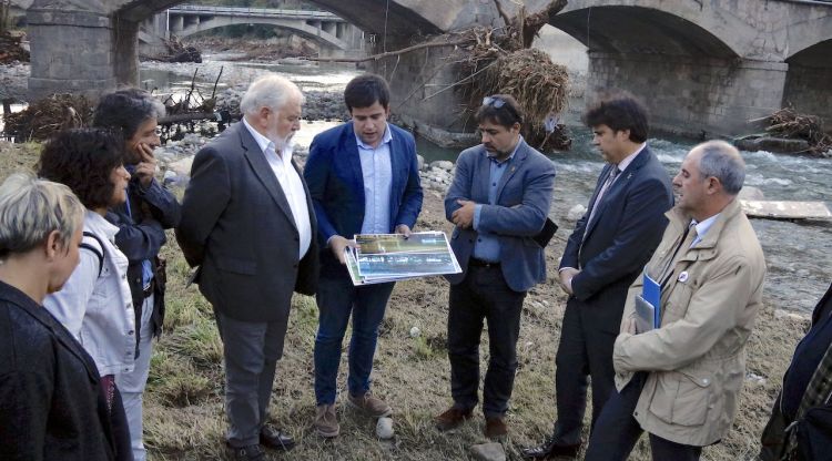 Al centre, el president del Consell Comarcal del Ripollès, Joan Manso, amb la resta d'autoritats a Ripoll. ACN