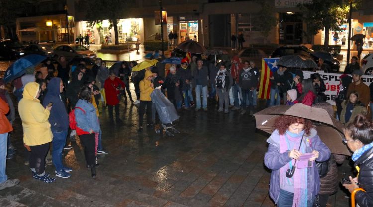 Els manifestants a la seu de la Generalitat a Girona. ACN