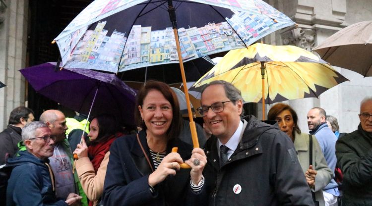 Marta Madrenas i Quim Torra durant la passejada aquest matí. ACN