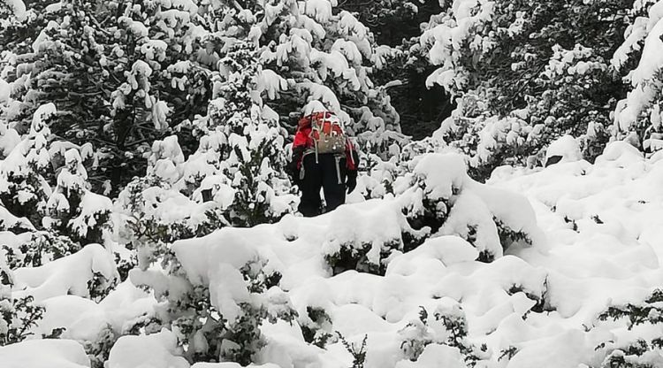 Un membre dels equips de recerca que buscaven els dos excursionistes desapareguts