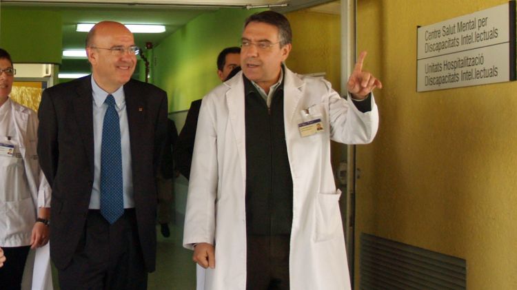 El conseller Boi Ruiz durant la visita al parc hospitalari Martí i Julià de Salt © ACN