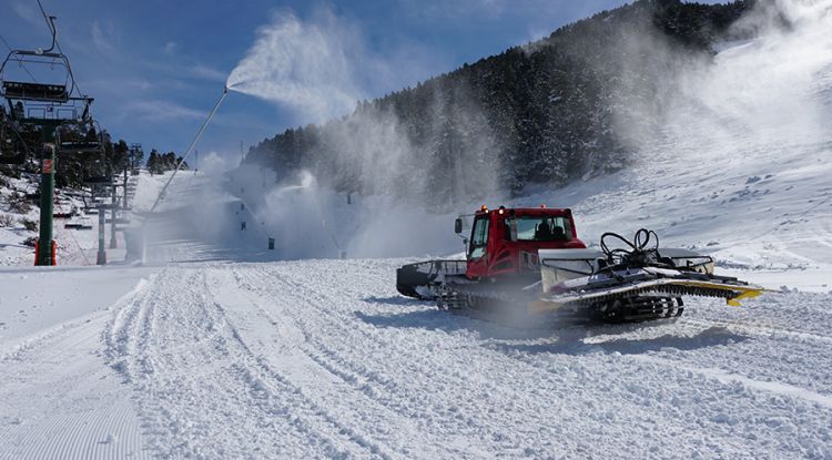 Una màquina trepitja neu treballant a Masella, ahir al matí