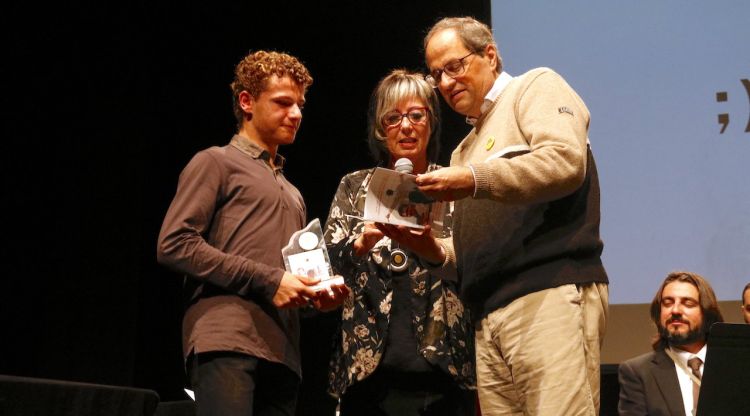 Quim Torra lliura un reconeixement al jove compositor de sardanes Cesc Corominas. ACN