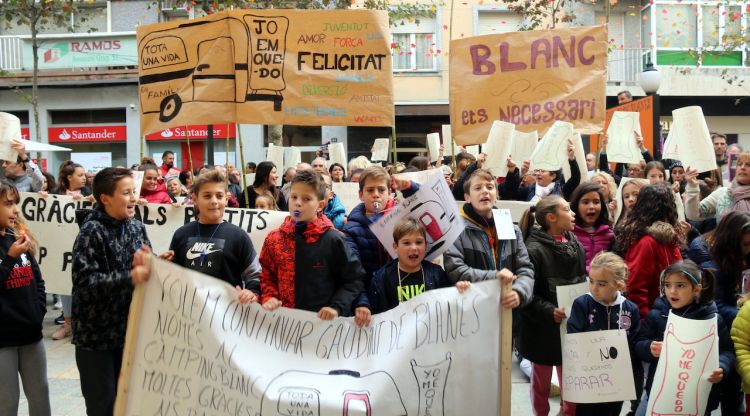 La protesta dels clients del càmping Blanc d'Eivissa davant de l'Ajuntament de Blanes. ACN