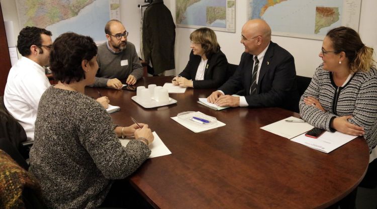 Un moment de la reunió entre Generalitat i Ajuntament de Sarrià de Ter. ACN