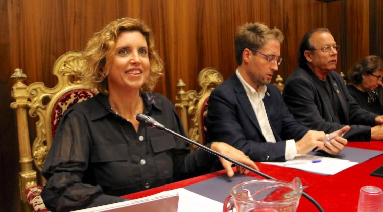 L'alcaldessa, Marta Felip, en primer terme moments abans que ahir l'oposició tombés la seva renúncia. ACN