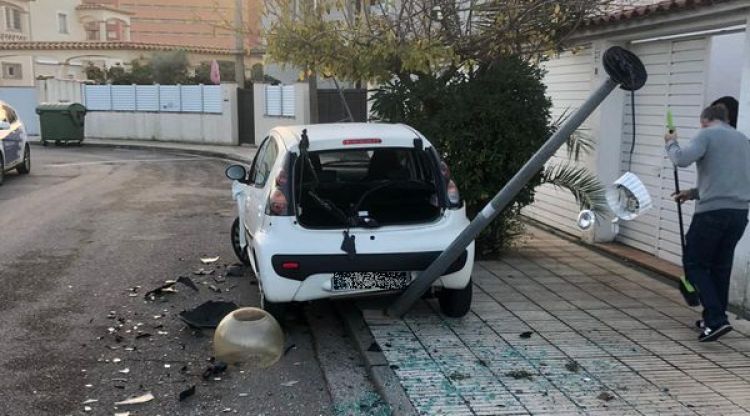 El vehicle que es trobava aparcat i fou encastat pel detingut