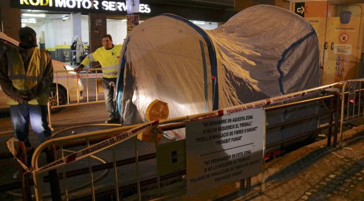 La carpa on hi ha la màquina que extreu les mostres d'asfalt per determinar si hi ha amiant,. ACN