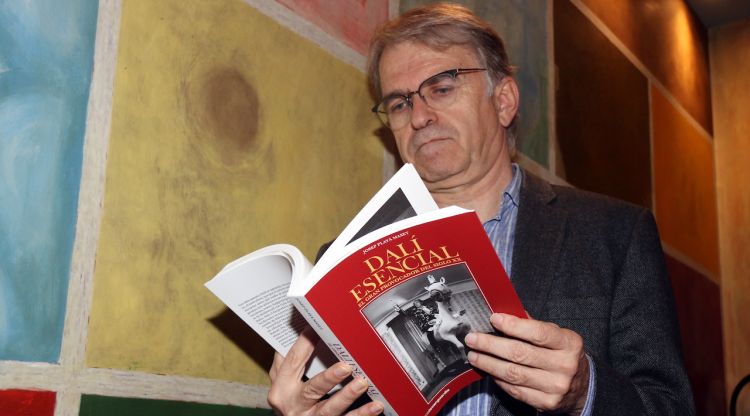 L'autor de 'Dalí Esencial. El gran provocador del Siglo XX', Josep Playà, amb el llibre que publica. ACN