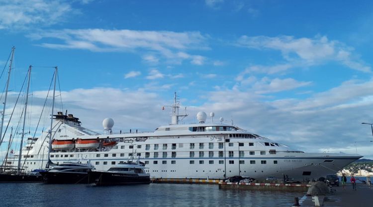 El creuer Star Breeze ha tancat la temporada del port de Palamós. ACN