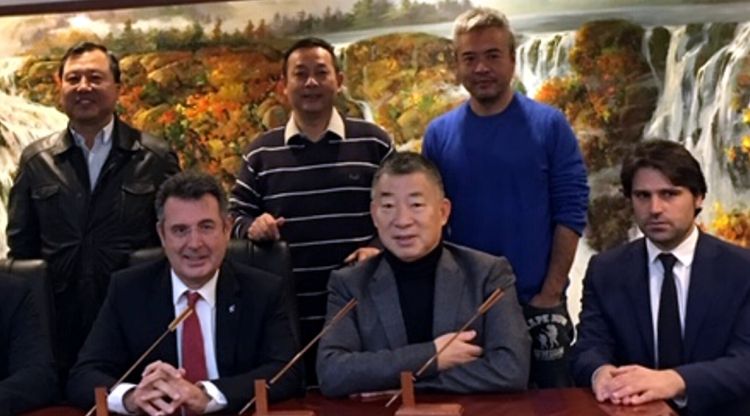 Els representants de l'Ajuntament de Banyoles amb els membres xinesos durant el viatge institucional al país. ACN
