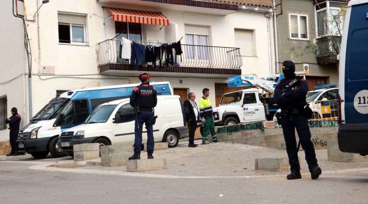 Diversos efectius dels Mossos durant el dispositiu al Culubret de Figueres aquest matí. ACN