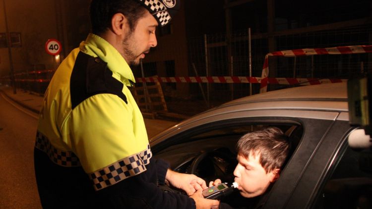 Un agent de la Policia Municipal de Girona efectuant un control d'alcoholèmia (arxiu)