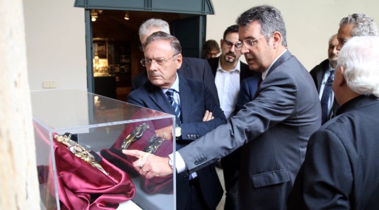 L'alcalde de Banyoles, Miquel Noguer, assenyala les dues peces amb el director general de Belles Arts de l'Estat, Román Fernández-Baca. ACN