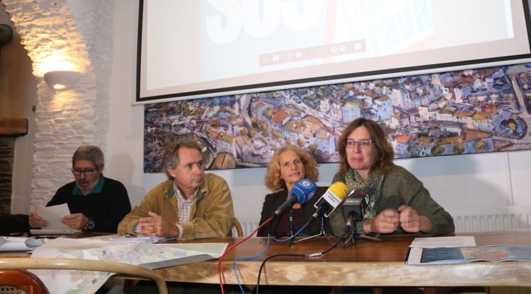 Els representants dels ecologistes a Cadaqués que han reclamat aturar la urbanització. ACN