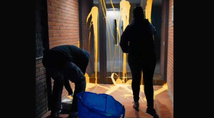 Els membres d'Arran, pintant l'entrada de la casa de Llarena