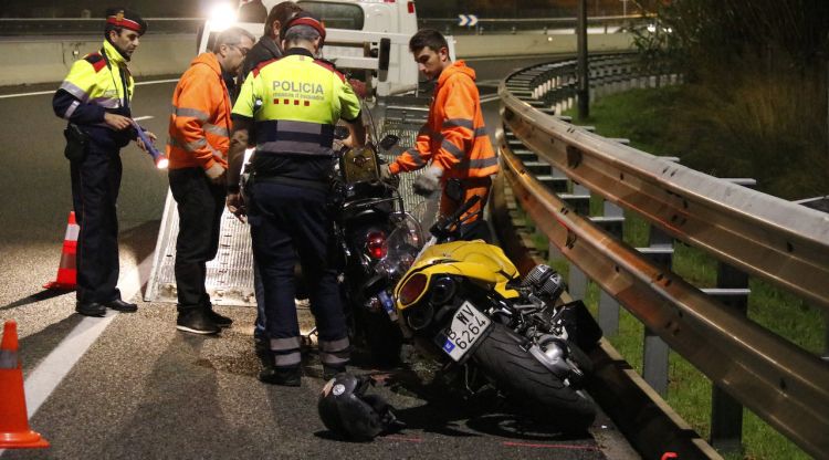 Els Mossos d'Esquadra analitzant l'estat de la moto que portava la víctima mortal en el xoc. ACN