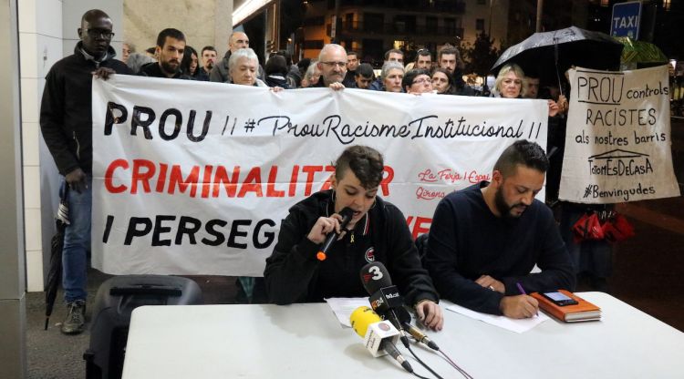 Pla general de la concentració antiracista a l'estació de Renfe amb els dos oradors en primer terme aquesta tarda. ACN