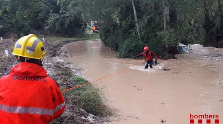 Els Bombers rescatant un home en una riera a Benifallet, aquest matí