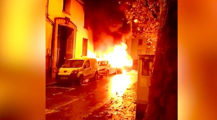 El cotxe, cremant en ple carrer al centre de la Bisbal. Albert Basacoma