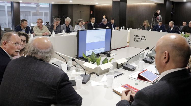 Reunió del secretari d'Hàbitat Urbà amb alcaldes i regidors dels 22 municipis de la Costa Brava a Platja d'Aro. ACN