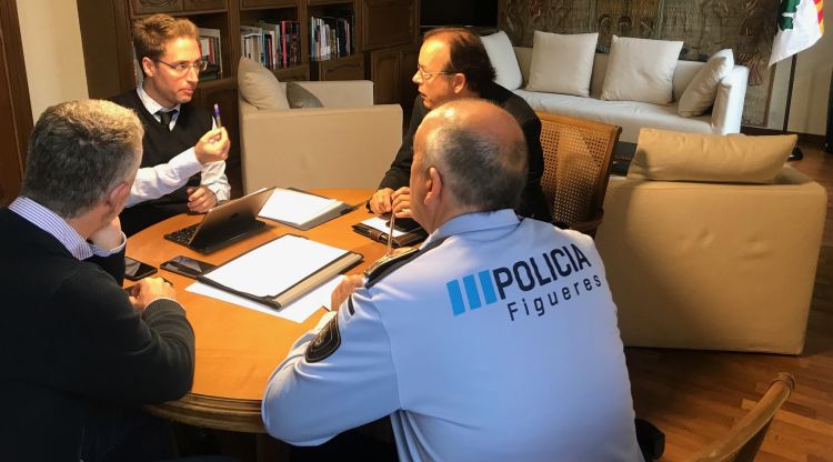 L'alcalde de Figueres, Jordi Masquef, amb el cap de la Guàrdia Urbana, avui
