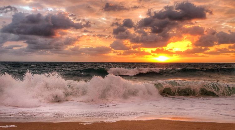 Les onades a primera hora del matí d'avui a Platja d'Aro. M. Estarriola